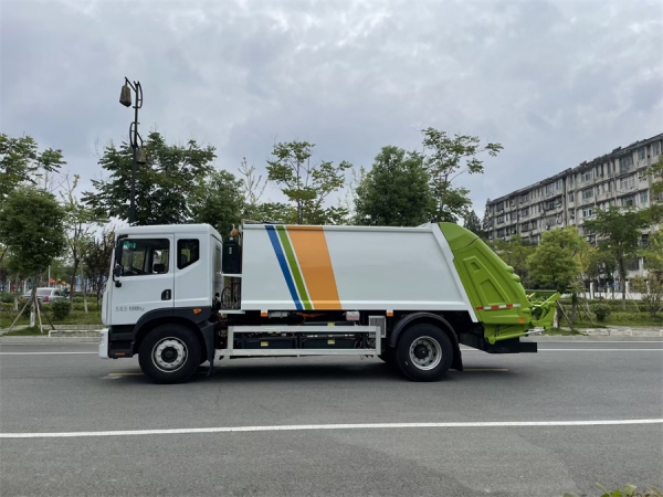 東風(fēng)D9純電動(dòng)壓縮垃圾車