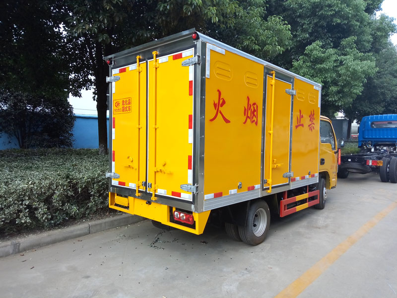 躍進3.3米柴油（藍(lán)牌）雜項危險品廂式車