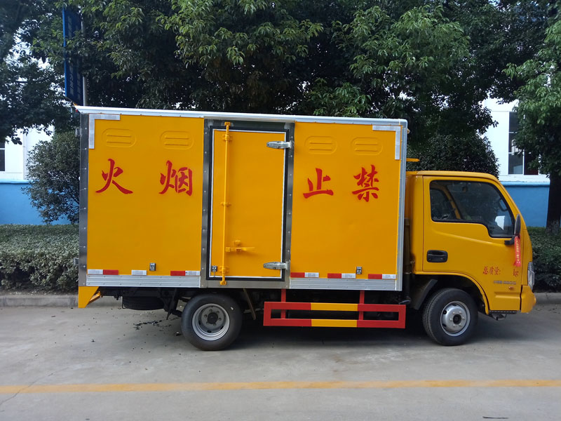 躍進3.3米柴油（藍(lán)牌）雜項危險品廂式車